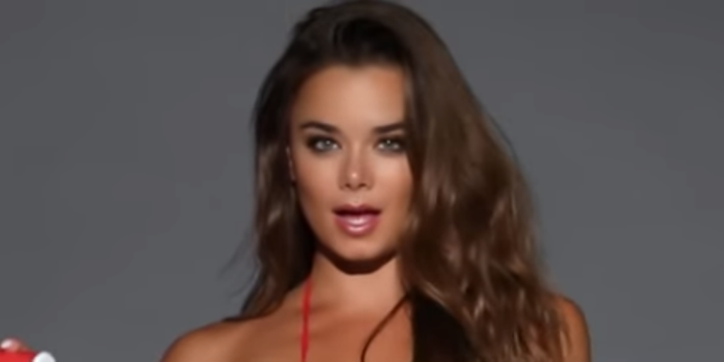 Túl szexi lett a reklám, kirúgták a két bikinimodellt (videó)