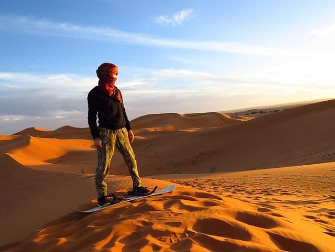 Kipróbálta már a homokdeszkázást? Csak egy sivatagos terület kell hozzá (VIDEÓ)