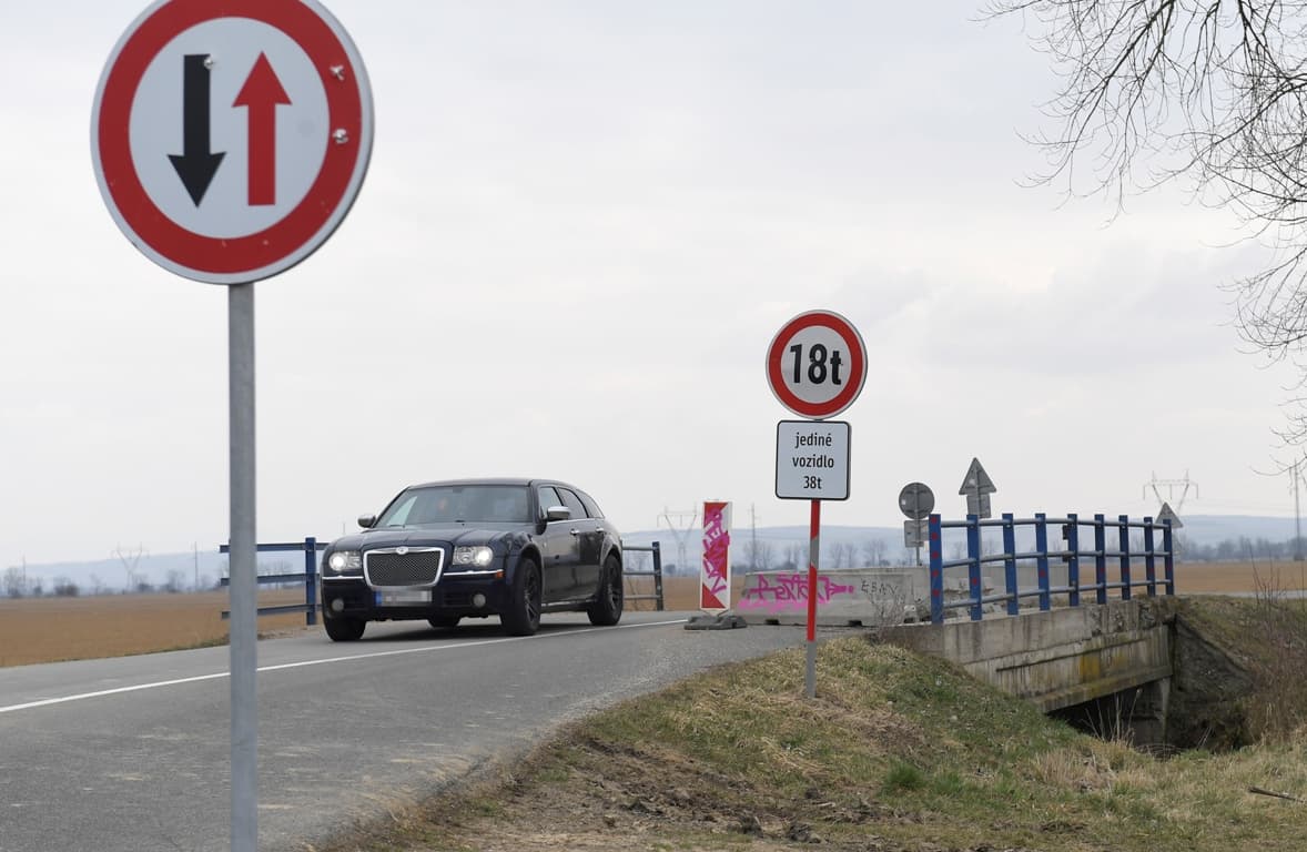 Ideiglenes hidat építenek a szlovák-magyar határ közelében