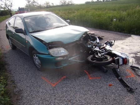 BALESET: Motoros ütközött egy személykocsival Légen