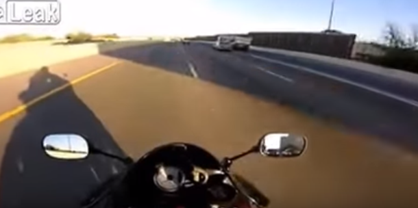Hatalmas baleset egy motoros szemszögéből - videó