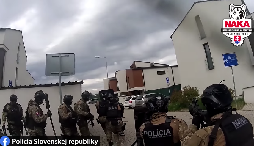 Épp adócsalókra töri rá az ajtót a NAKA, 100 rendőr akciózik országszerte