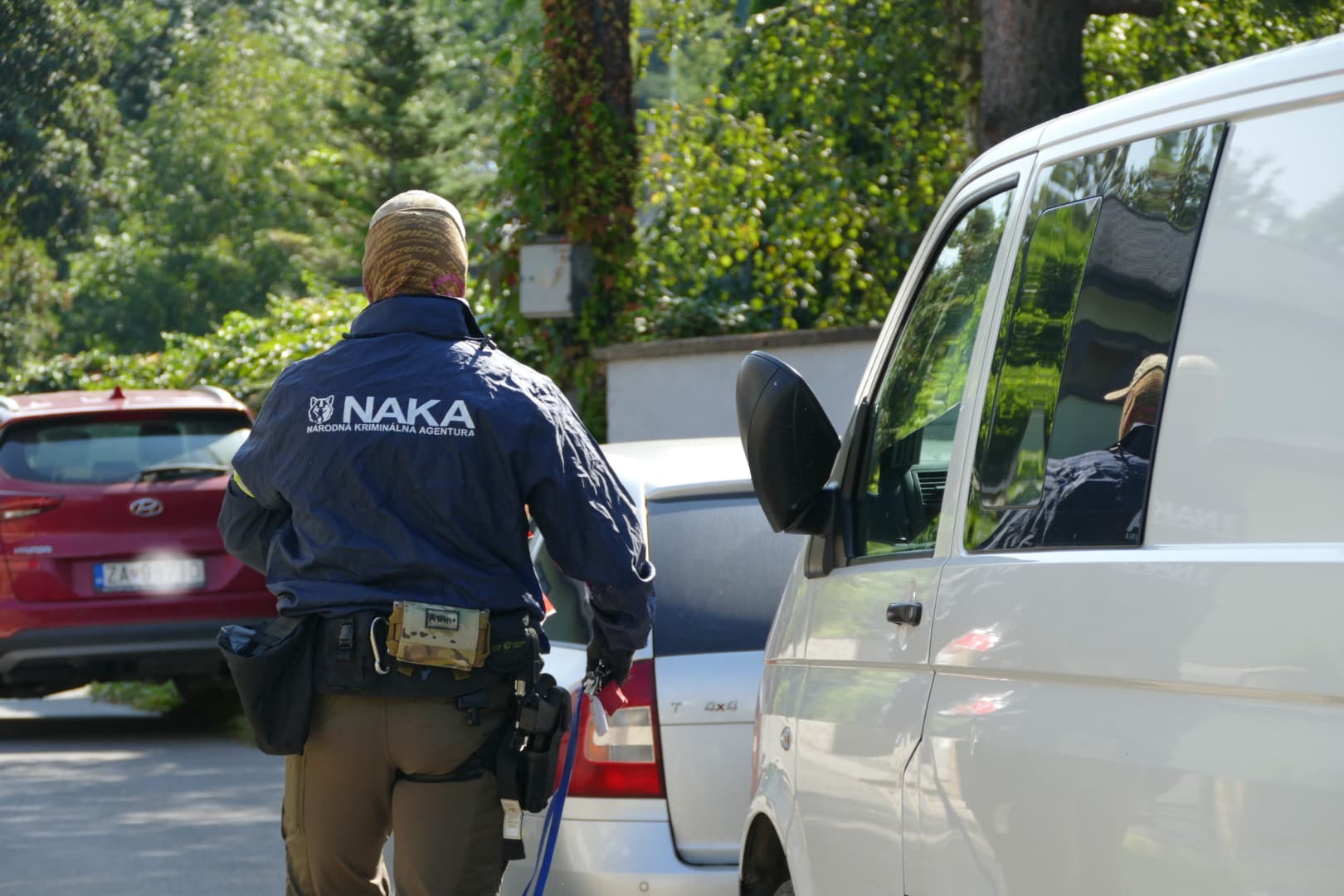 Rejtélyes NAKA-akció: Több tucatnyi rendőr valamit nagyon keresett az út melletti bokros területen