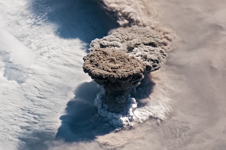 Ilyen egy kitörő vulkán látványa az űrből