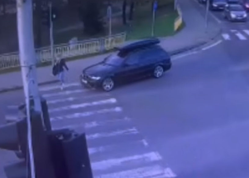 Zebrán gázolt el egy nőt a BMW, a rendőrség keresi a sofőrt (VIDEÓ)
