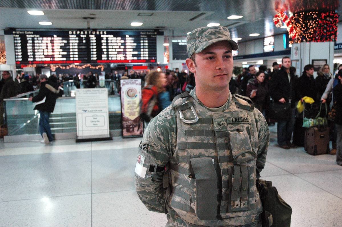 New Yorkban kivezényelték a Nemzeti Gárdát a repülőterekre