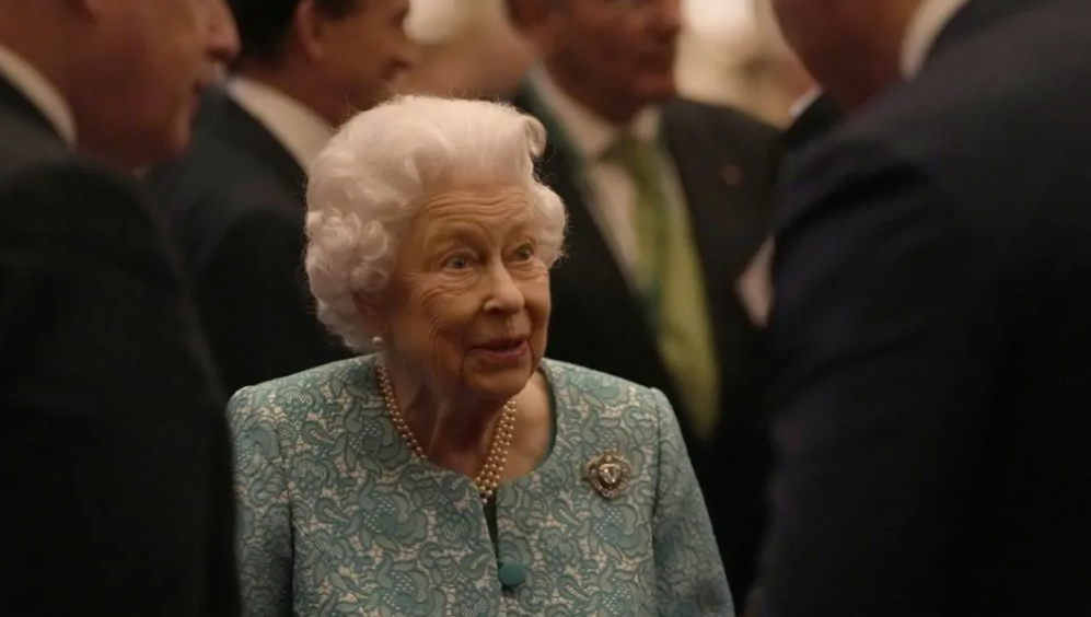 A brit királyi család tagjai a gyengélkedő királynőhöz utaztak