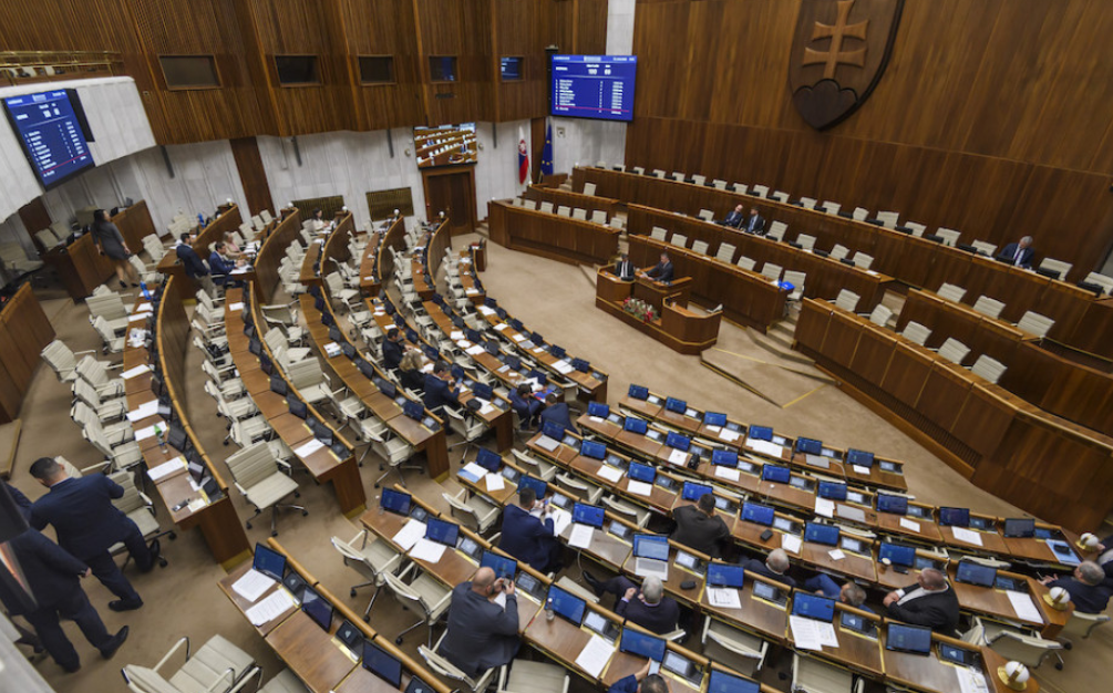 Egy perc csenddel emlékezett a szlovák parlament a prágai tömeggyilkosság áldozataira