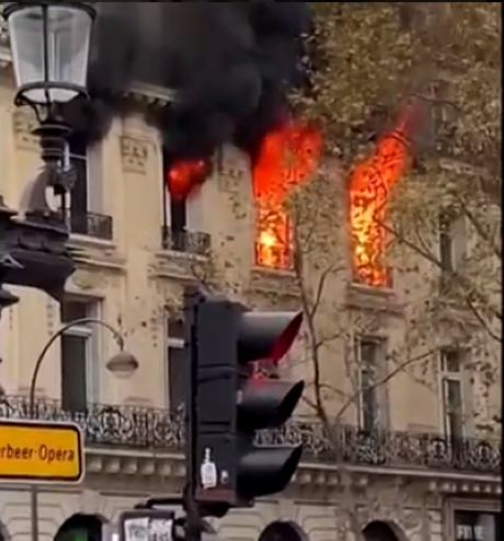 Tűz ütött ki Párizs egyik történelmi épületének közelében