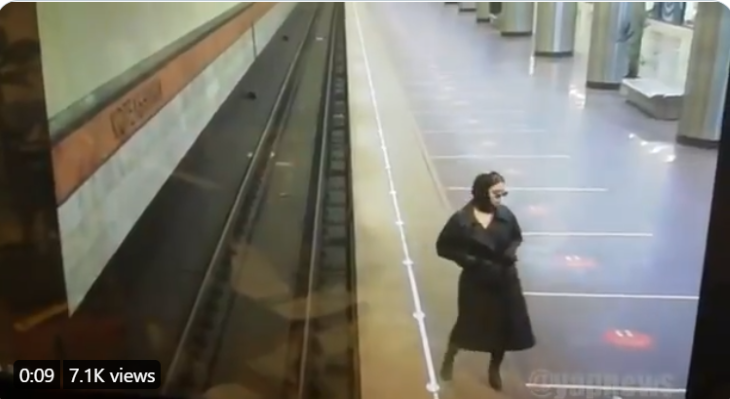 Sztriptízzel lepte meg egy nő a metró biztonsági szolgálatának tagjait (VIDEÓ)