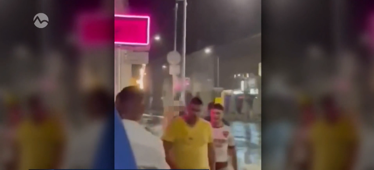 VIDEÓ: Anyaszült meztelenül rohangált az utcán, majd megpofozott egy rendőrt a férfi