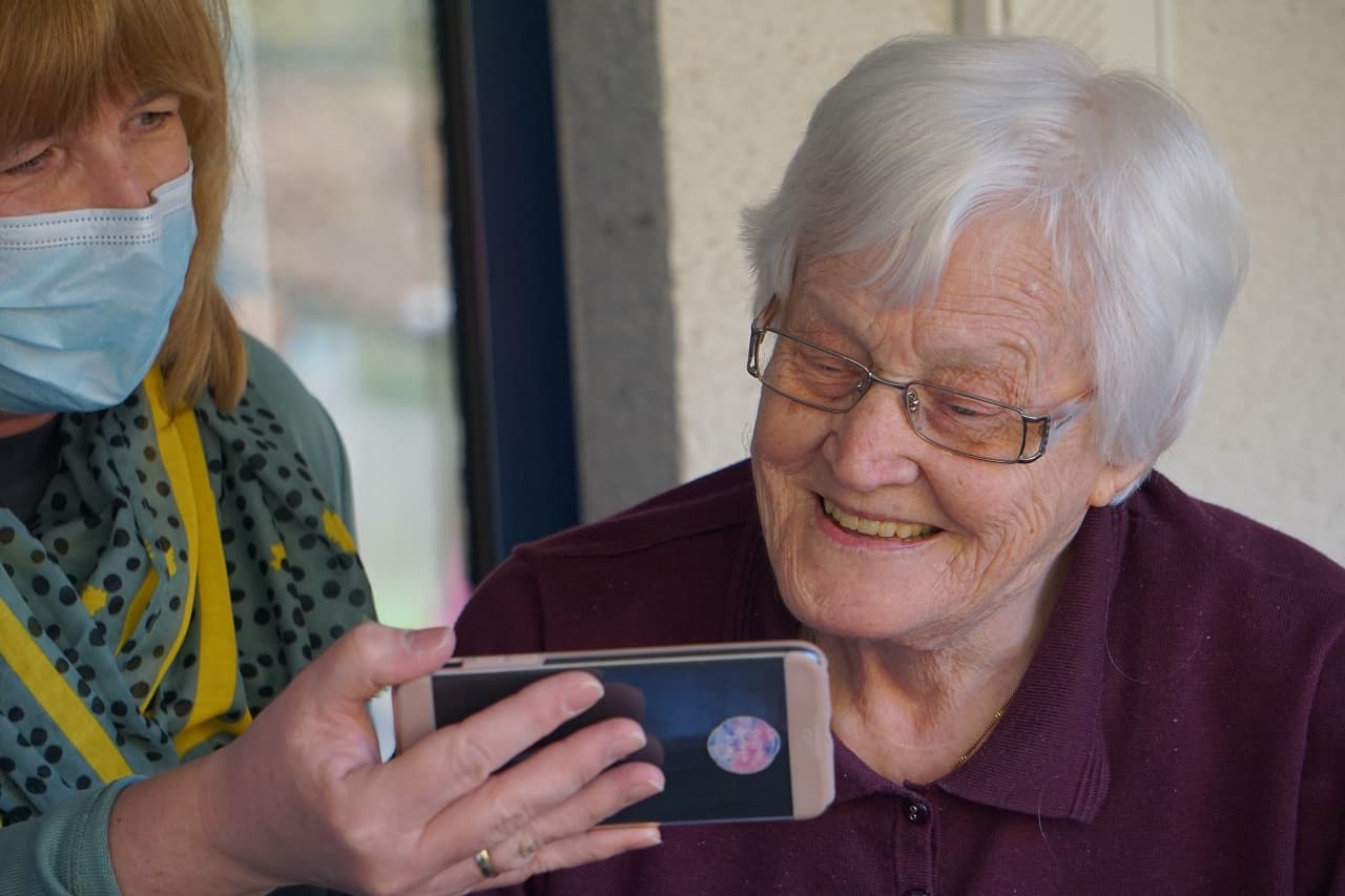 Egyre több nyugdíjas használja az internetet, de ez még nem azt jelenti, hogy vége a televíziózásnak