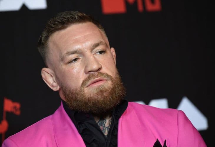 Az MMA-harcos Conor McGregort azzal vádolják, hogy „arcul ütött egy olasz DJ-t - a férfinak felszakadt a szája és az orra is eltört