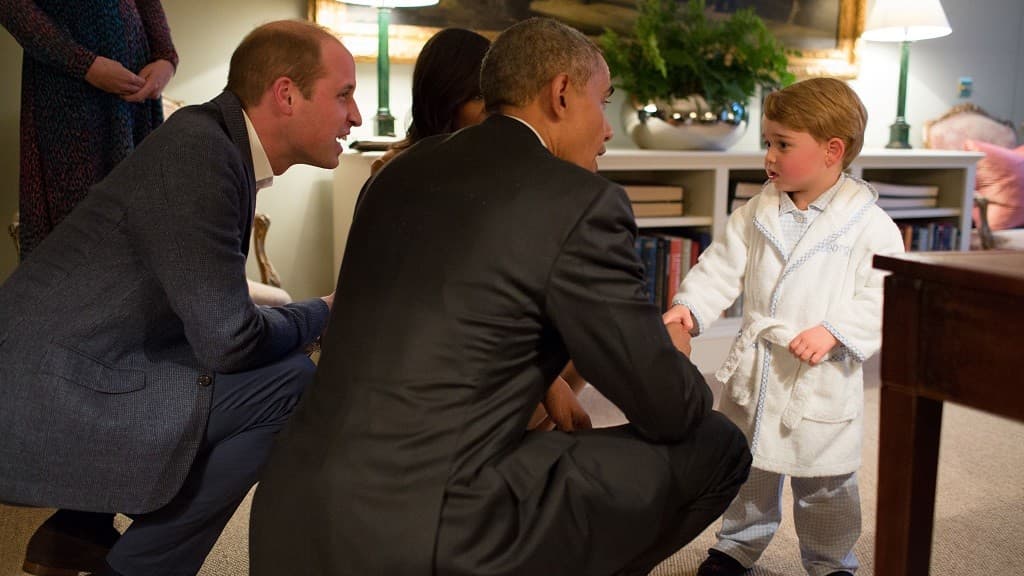 Pizsamában és köntösben fogadta Obamát a kis György herceg