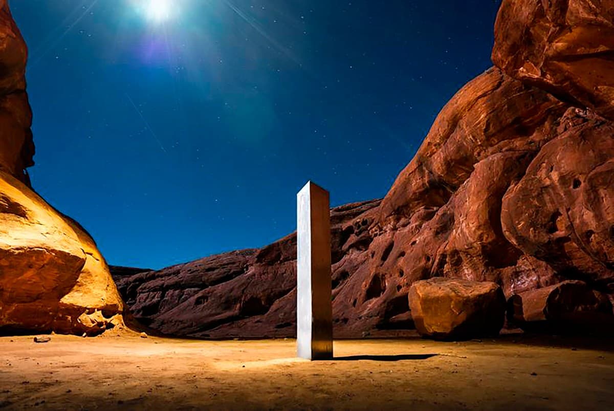 Egy szemtanú szerint négy férfi vitte el a utah-i sivatagból a rejtélyes monolit fémtömböt