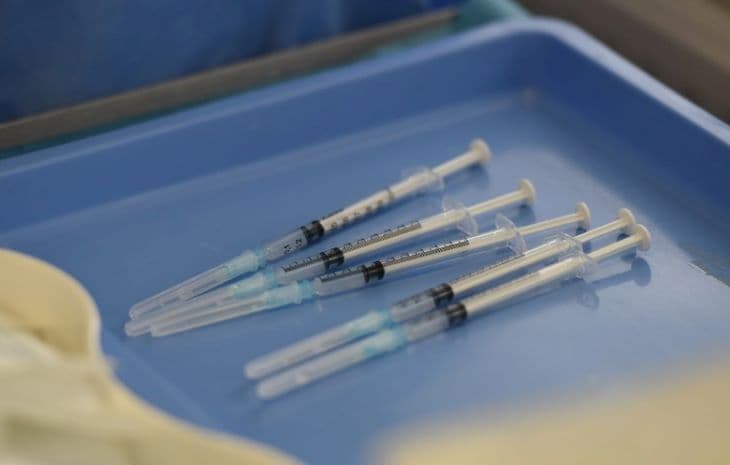 Megkezdődött az oltás az omikron új alvariánsához igazított vakcinával