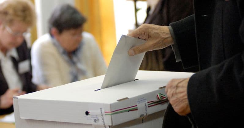 Hatkor megnyíltak a szavazókörök - önkormányzati választást tartanak Magyarországon