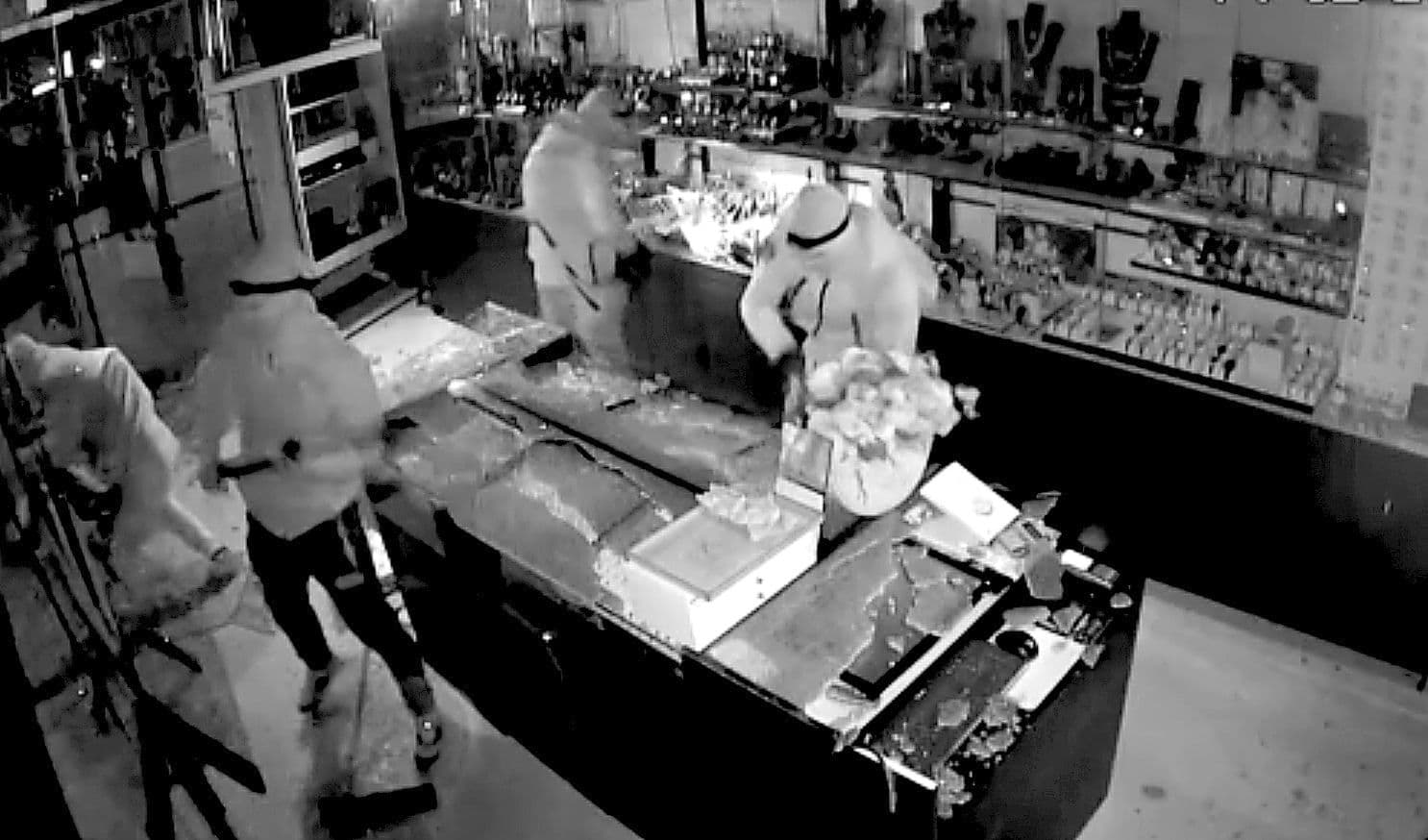 Itt a videó arról, ahogy a profi rablók 300 ezer eurónyi ékszert visznek el egy kassai boltból!
