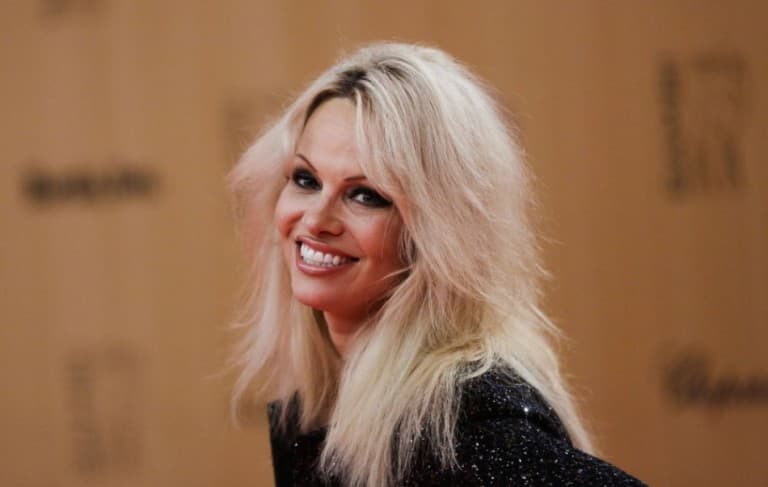 Pamela Anderson megszabadult az összes ruhájától - 52 évesen is bombaformában van 18+ (FOTÓK)