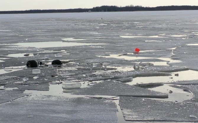 Megrepedt alattuk a jég, több mint száz lékhalászt kellett kimenteni