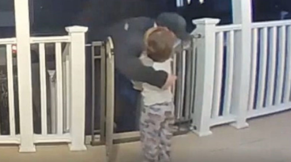 Megölelte a pizzafutárt a kétéves kisfiú – a történet vége azonban már nem ilyen vidám (videó)