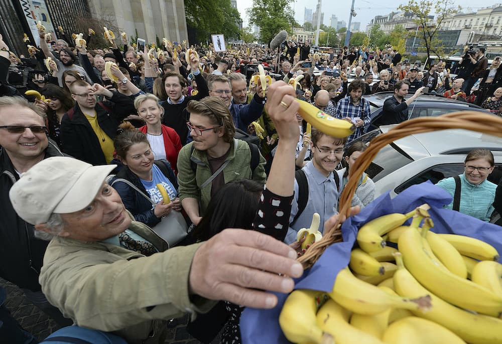 CENZÚRA: Banánevő tüntetők tiltakoztak a varsói Nemzeti Múzeumnál