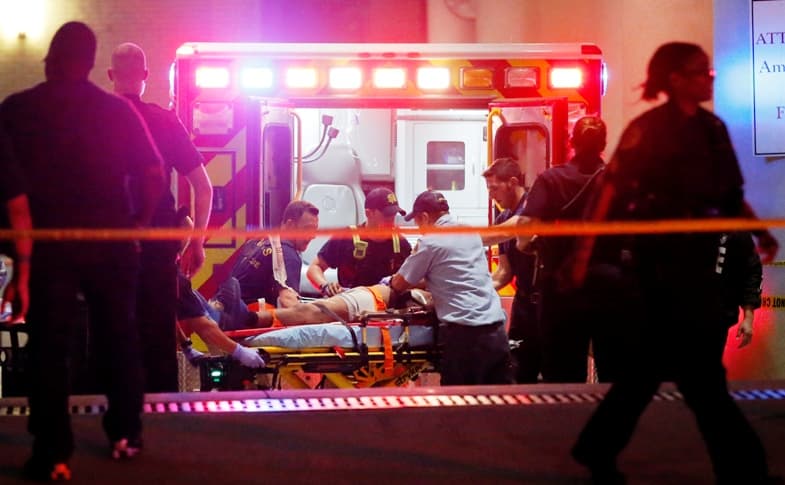 DALLASI VÉRENGZÉS: Öt rendőr meghalt, hat megsebesült, egy orvlövész halott, három rendőrkézen!