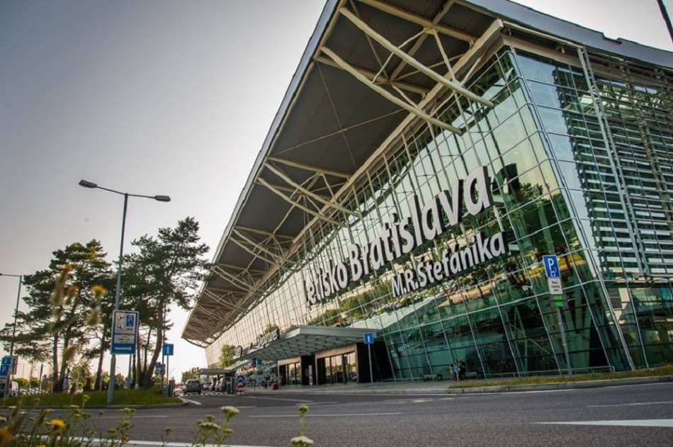 Bombafenyegetés a szlovákiai repülőtereken, a pozsonyit is evakuálni kellett