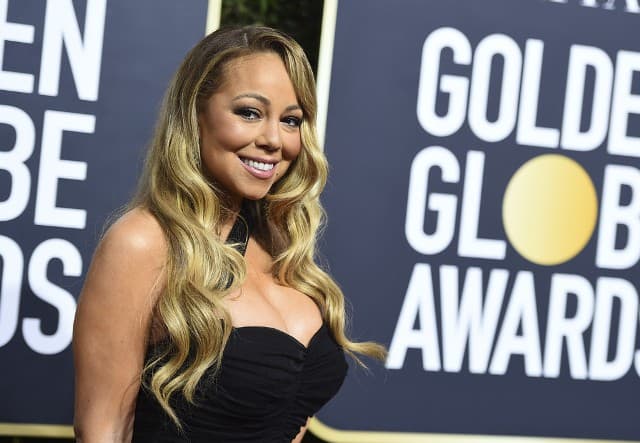 Mariah Carey nagyon nehezen tudta kordában tartani a melleit
