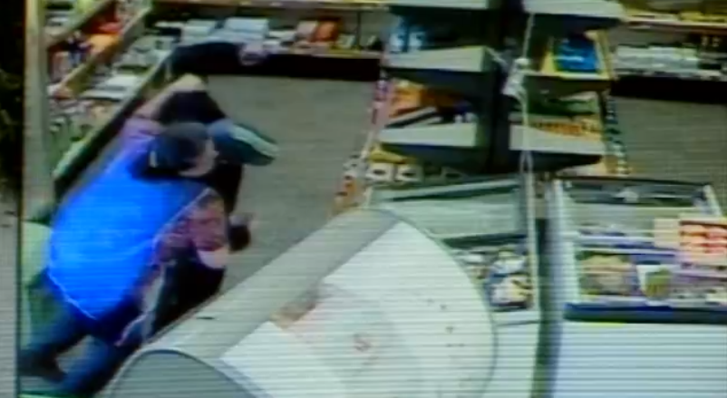 Az eladónő és a vásárlók fegyverezték le a rablót (videó)