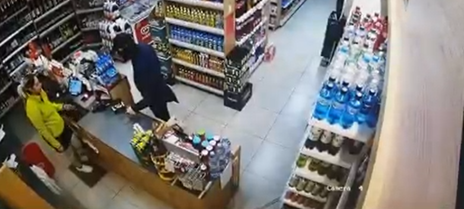 VIDEÓ: Fegyveres rabló járt egy dunaszerdahelyi élelmiszerboltban, pénzjutalmat ajánlanak annak, aki felismeri az elkövetőt