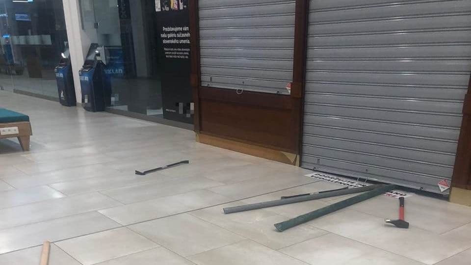 Nem tudtak bejutni a rablók az egyik pozsonyi bevásárlóközpont ékszerboltjába!