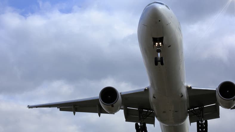 ÉSZMEGÁLL: A szárnyánál fogva tolta ki négy ember az utasokkal teli Lufthansa repülőgépet Ferihegyen (VIDEÓ)