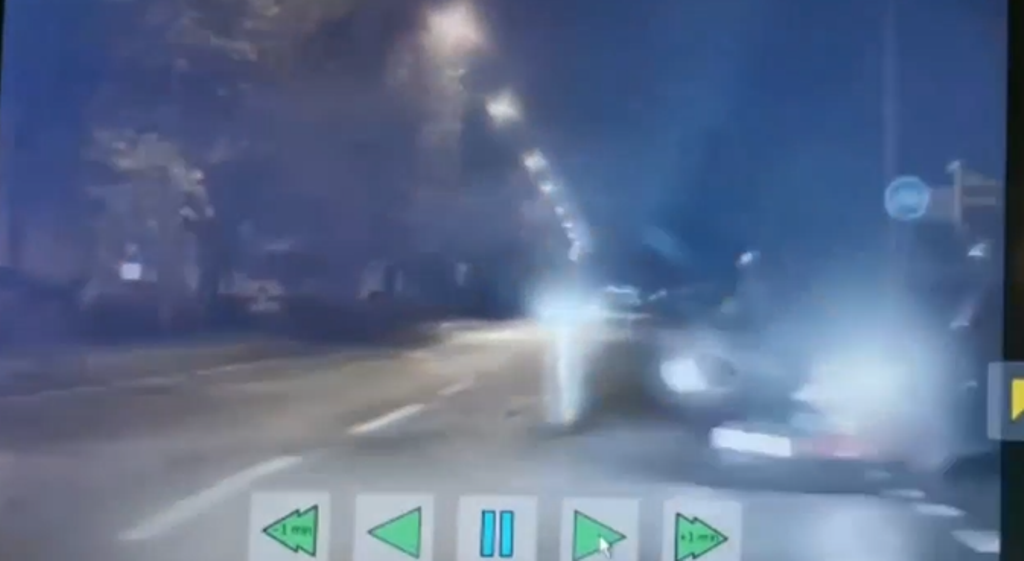 VIDEÓ: Ez tényleg csak egy hajszálon múlt – kis híján telibe találta a rendőröket a stopon áthajtó részeg autós