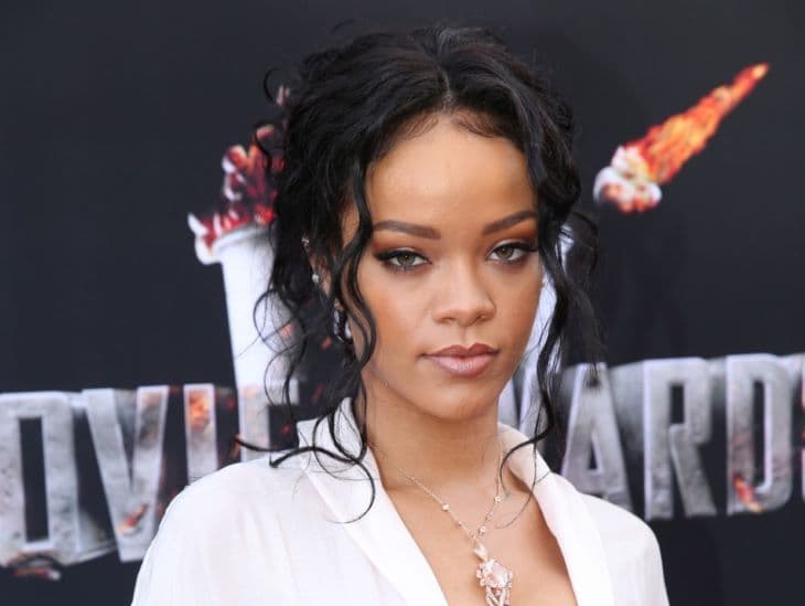 Rihanna nagyon büszke a testére - a várandós énekesnő merész ruhákban pózolt a Vogue-nak (FOTÓK)