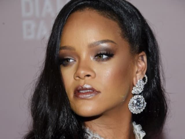 Rihanna ledobta a ruháit, hogy új és csábító fehérneműkollekcióját reklámozza (FOTÓ)