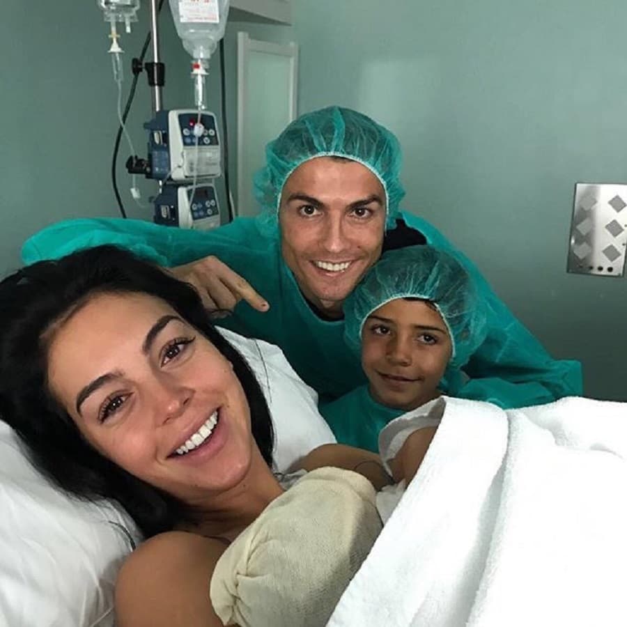 Megszületett Cristiano Ronaldo negyedik gyermeke