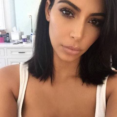 Kim Kardashian egy szál bikiniben mutatta meg gömbölyded idomait FOTÓ