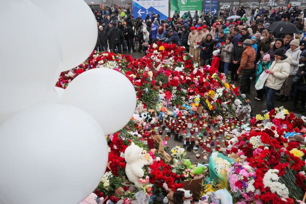 Gyásznap Moszkvában: A mészárlás 133 áldozata miatt még a tévécsatornák is megváltoztatták műsorrendjüket