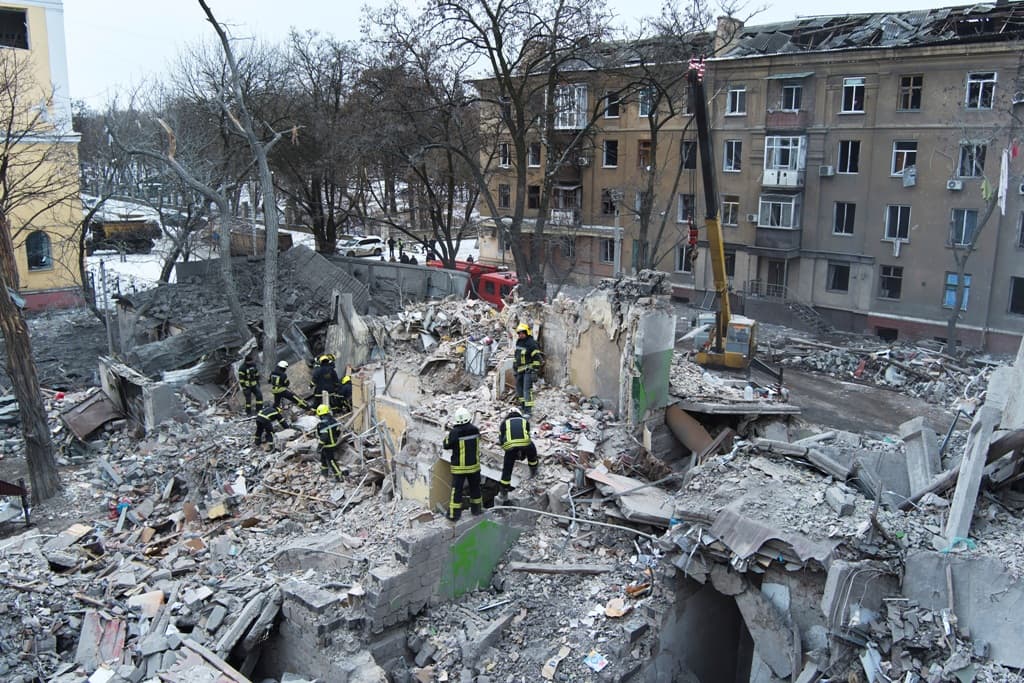 Rakéta csapódott egy lakóházba Harkivban