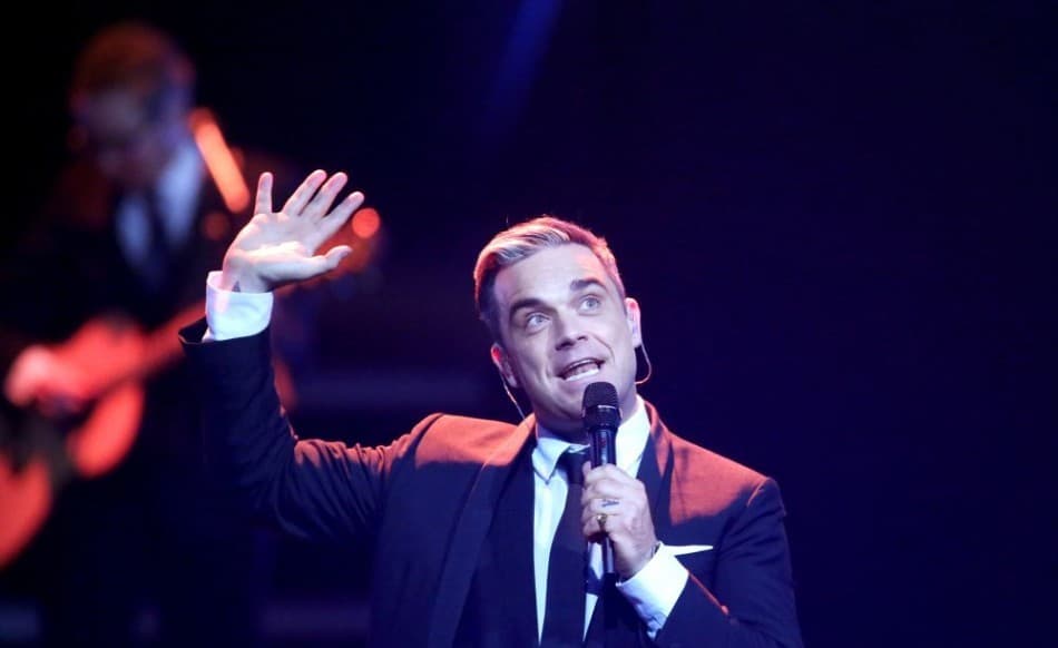 Robbie Williams letolta a gatyáját - kivillant a feneke (FOTÓ)
