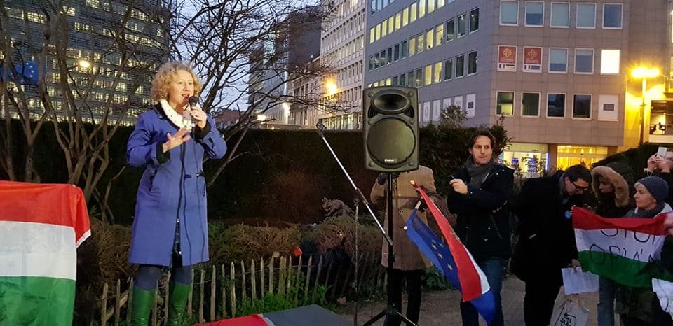 Brüsszelben európai parlamenti képviselők tüntettek Orbán ellen