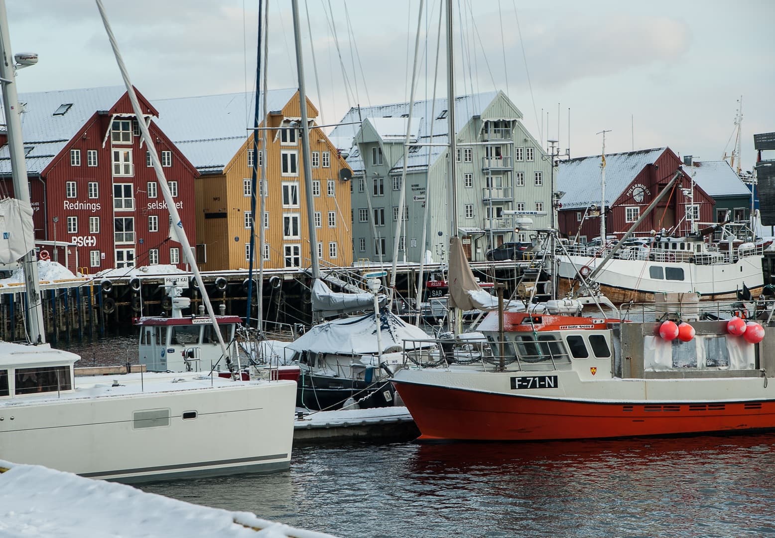 Norvégia lezárja kikötőit az orosz hajók előtt, a vonóhálós halászhajókat kivéve