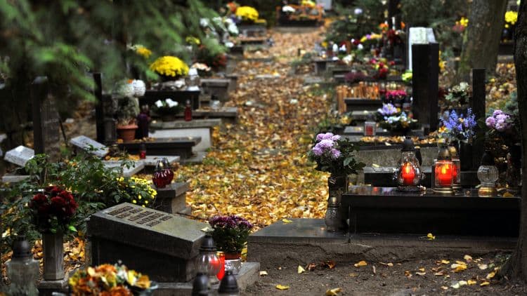 ABSZURD: Tömegverekedés tört ki a temetőben, többen meghaltak!