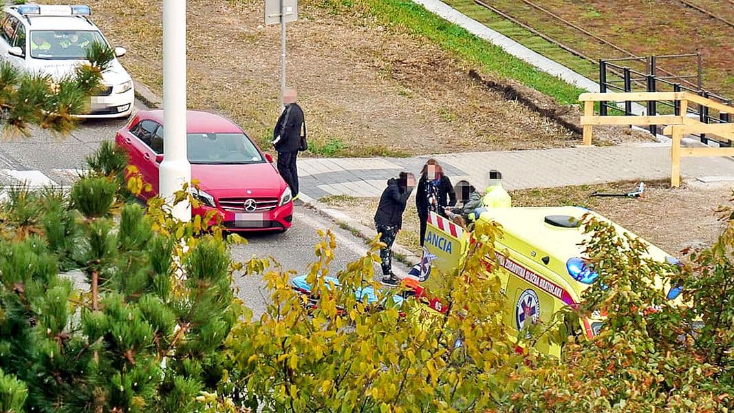 GÁZOLÁS: Iskolába igyekvő diáklányt ütött el egy autó a zebrán 