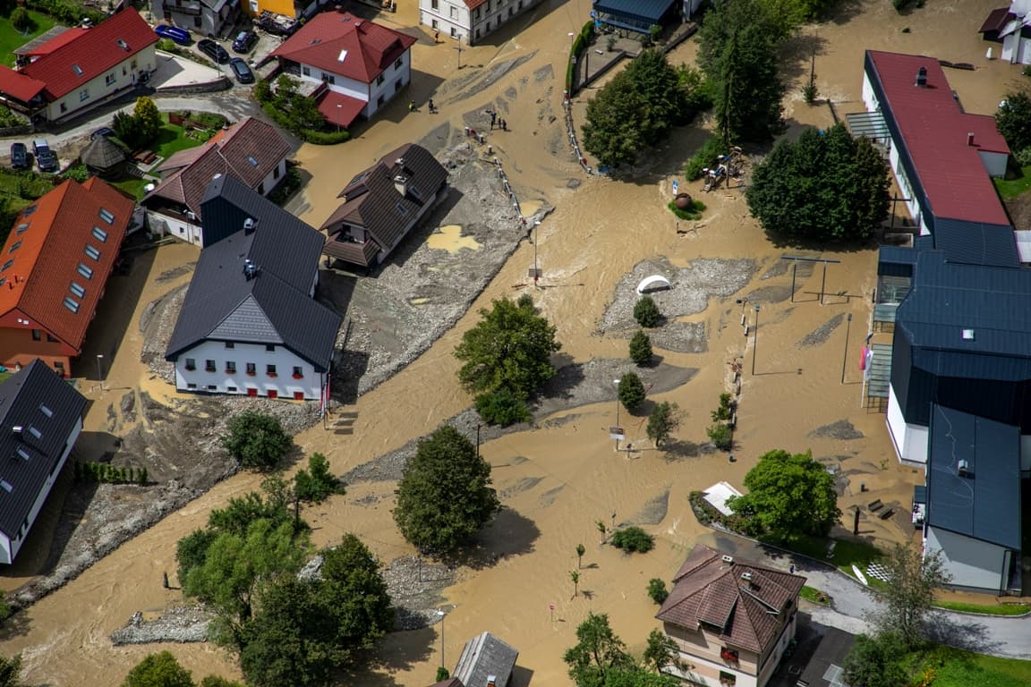 FOTÓK: Nem elég a nagy baj, fertőző betegség is terjed az árvíz sújtotta területeken Szlovéniában