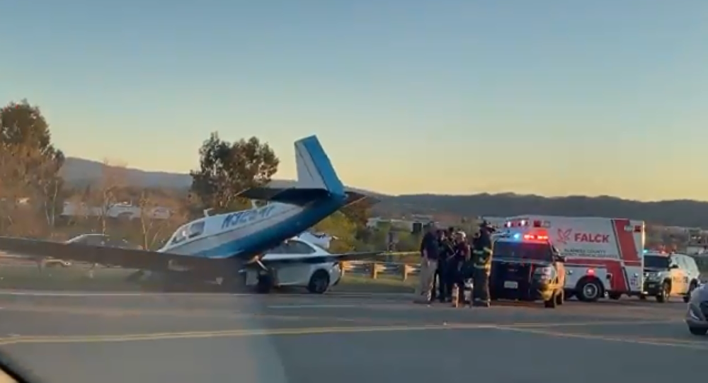 Autóba csapódott egy kisrepülőgép Kaliforniában (videó)