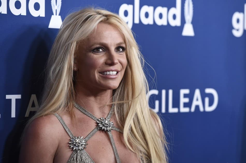 Britney Spears a meztelen cicijeit markolászta - FOTÓ