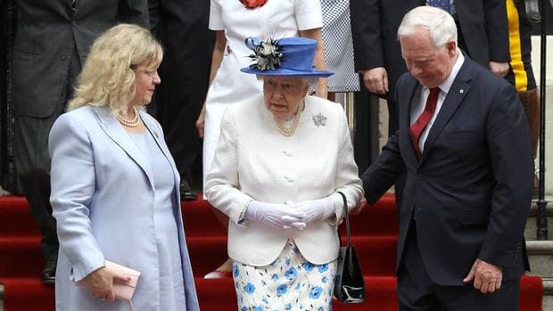 Megszegte a protokollt: Megérintette II. Erzsébet karját