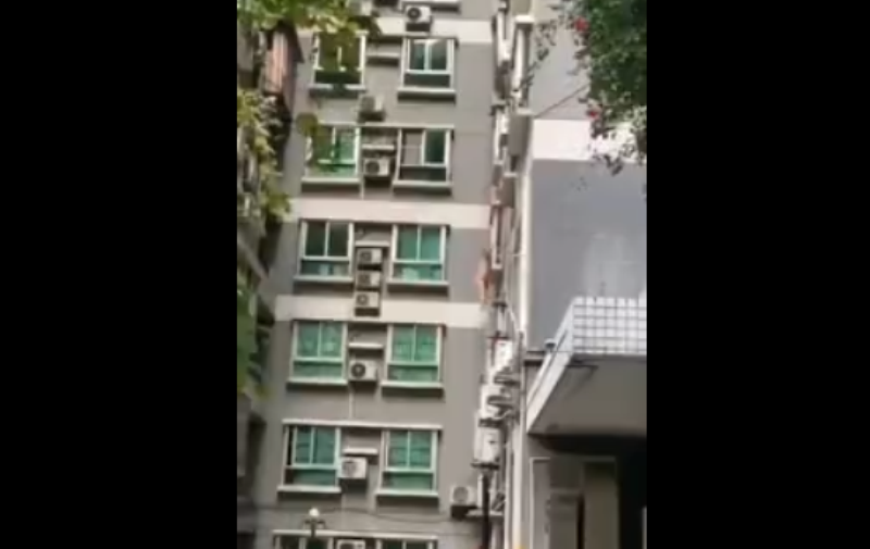 Meztelenül zuhant le a lakás ablakából a nő szeretője (videó)